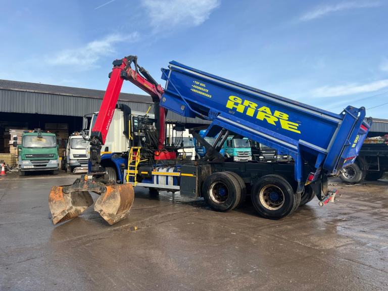 DAF TRUCKS CF 330 6x4 TIPPER GRAB PALFINGER CRANE , 241,664 KM