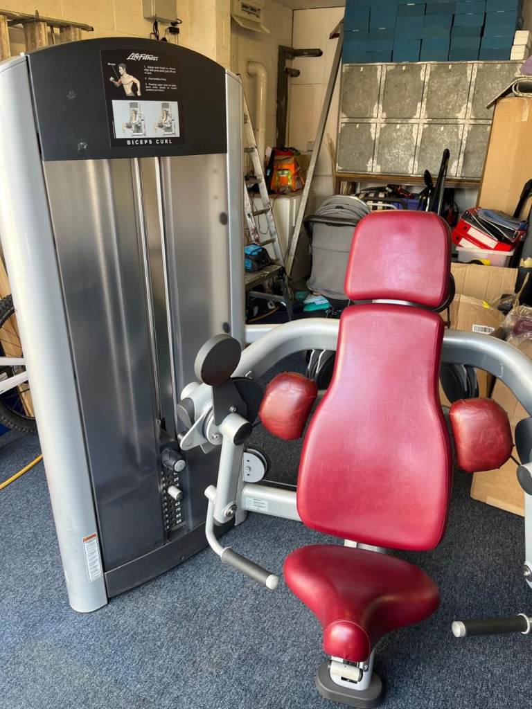 Curl machine life fitness 