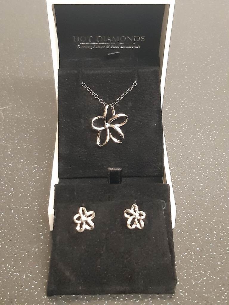 Hot Diamonds necklace and earrings set 