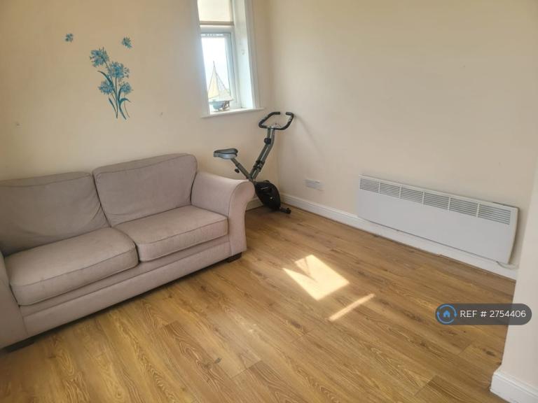 2 bedroom flat in Trafalgar Court, Norwich, NR11 (2 bed) (#2754406)