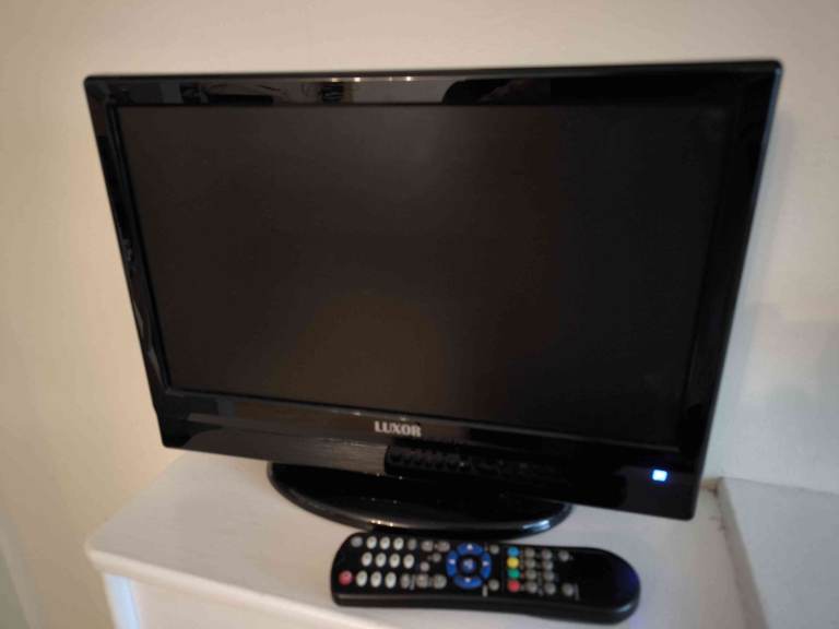 TV 16" LED HDMI USB Freeview