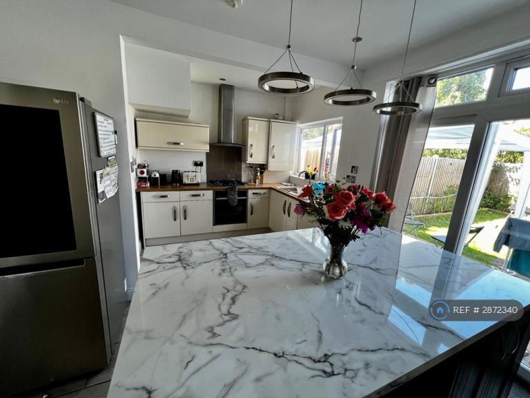 1 bedroom in Lakehall Gardens, Thornton Heath, CR7 (#2872340)