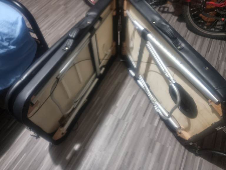 Portable Folding Massage Table with Carry Handle – Excellent Condition