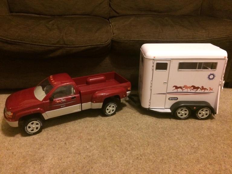 Breyer Truck + trailer and Barn 
