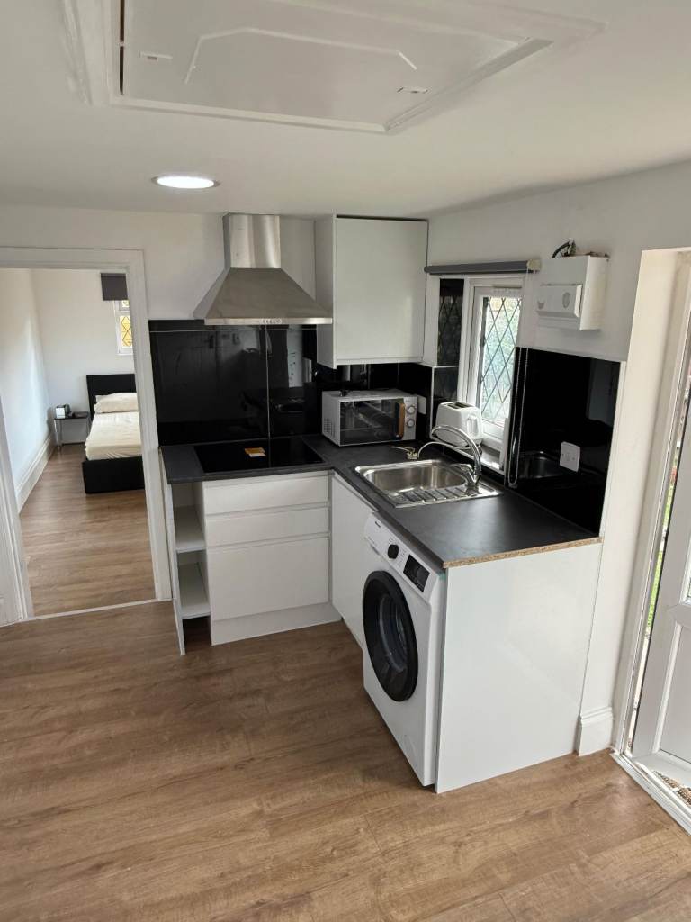 BRAND NEW SPACIOUS 1 BEDROOM FLAT TO RENT- £1600 PER MONTH BILLS INCLUDED in HAYES UB4 (WEST LONDON)