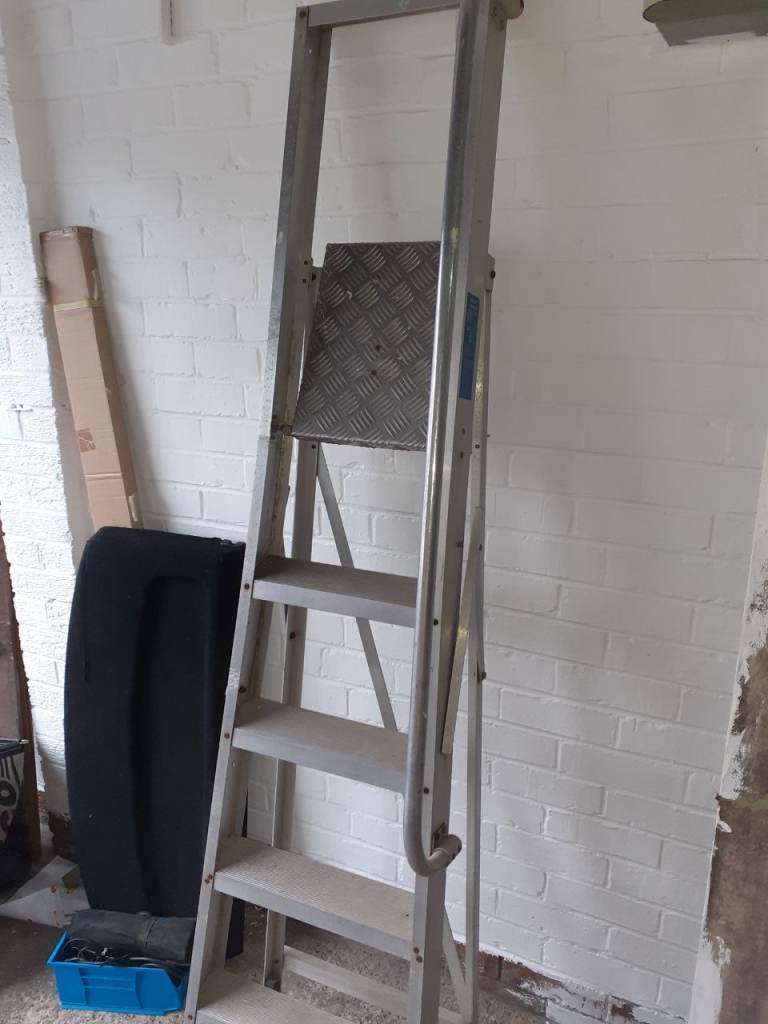 Sturdy Aluminium Step Ladder with Handrail – Good Condition