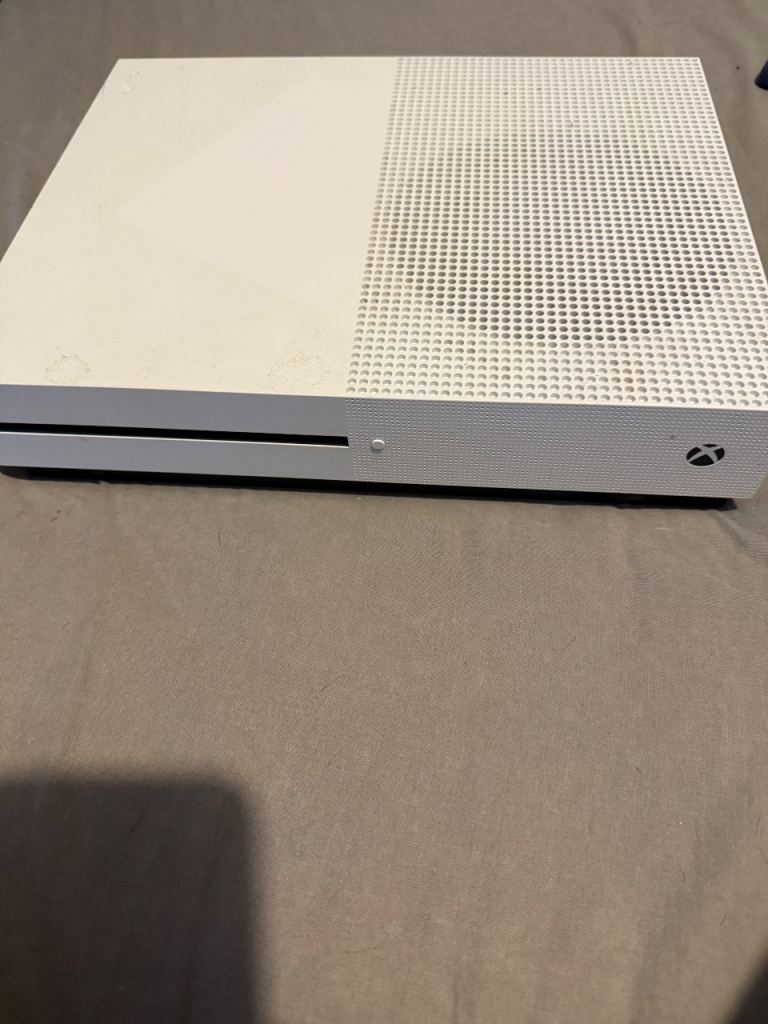 Xbox one s with controller good condition 