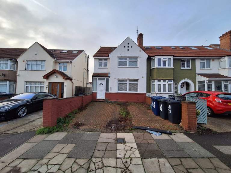 29 Sherwood Ave, Greenford UB6 0PG - Available Now!