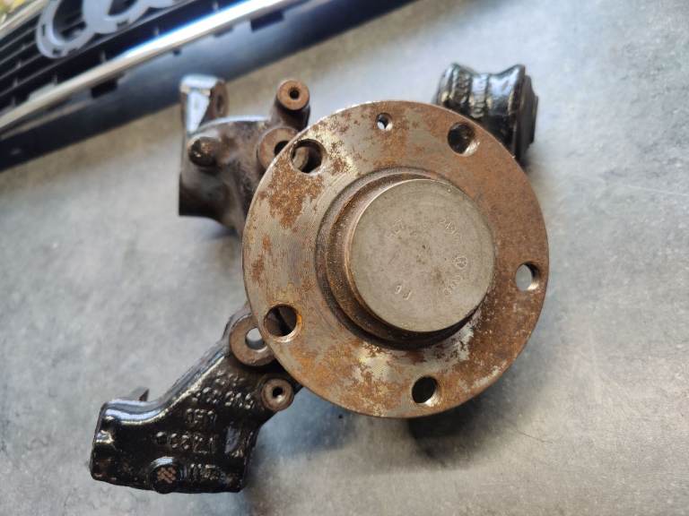 Audi A4 saloon 2003 2wd N/S Rear hub assembly 