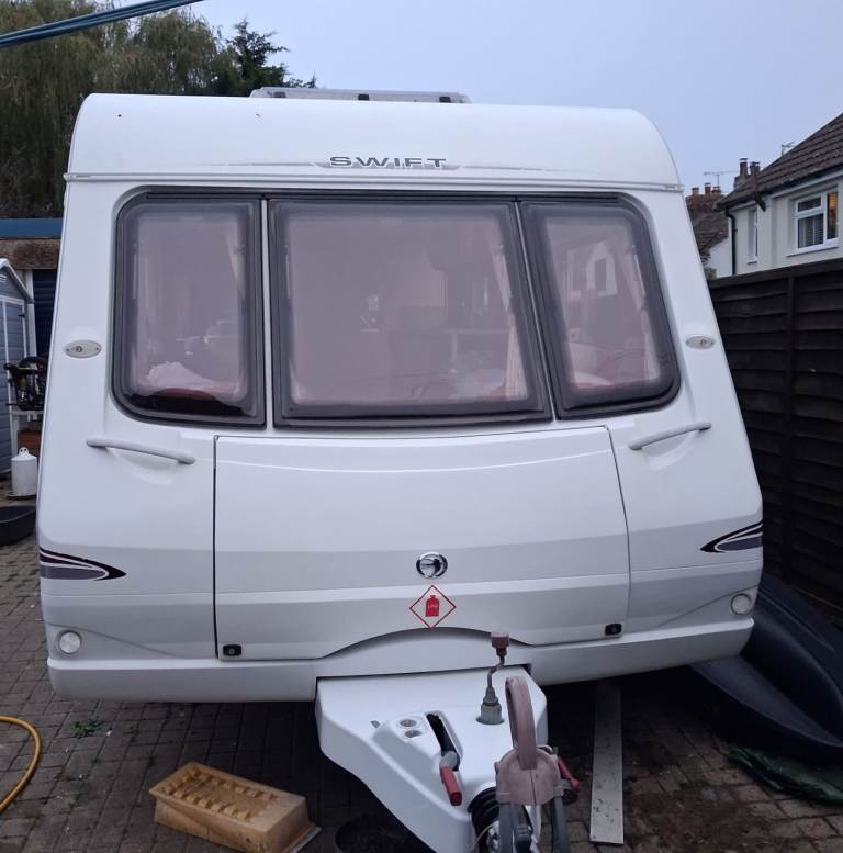 SWIFT CHARISMA 560 4 BERTH 2005 CARAVAN