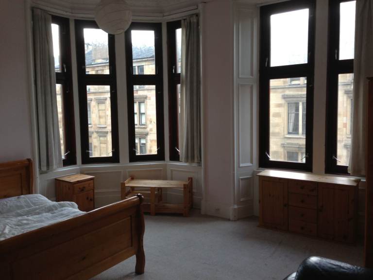 THREE BEDROOM FLAT ON BYRES ROAD IN THE WEST END OF GLASGOW AVAILABLE FOR RENT NOW