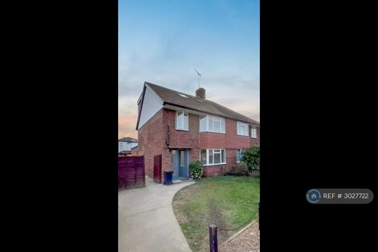 Studio flat in Meadow Way, Addlestone, KT15 (#3027722)