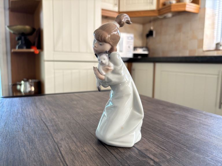 For sale Lladro Sleepy Kitten ornament
