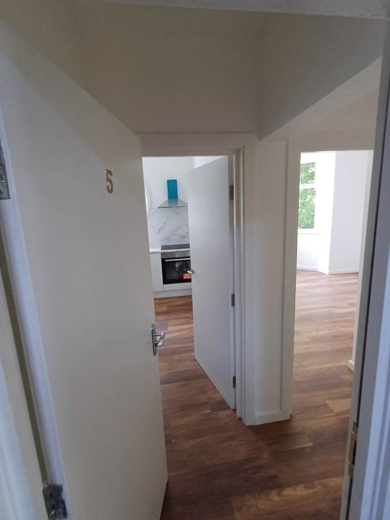 Spacious 1-Bedroom Flat Available in Harewood Road, South Croydon CR2
