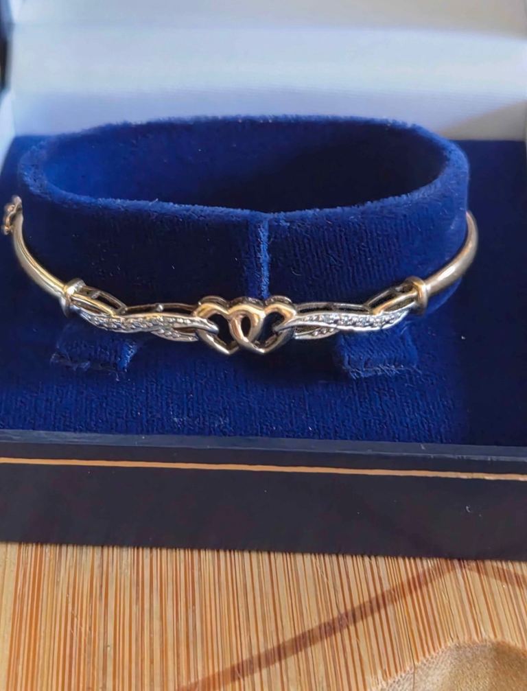 Beautiful Gold Bracelet with Double Heart Design – Excellent Condition