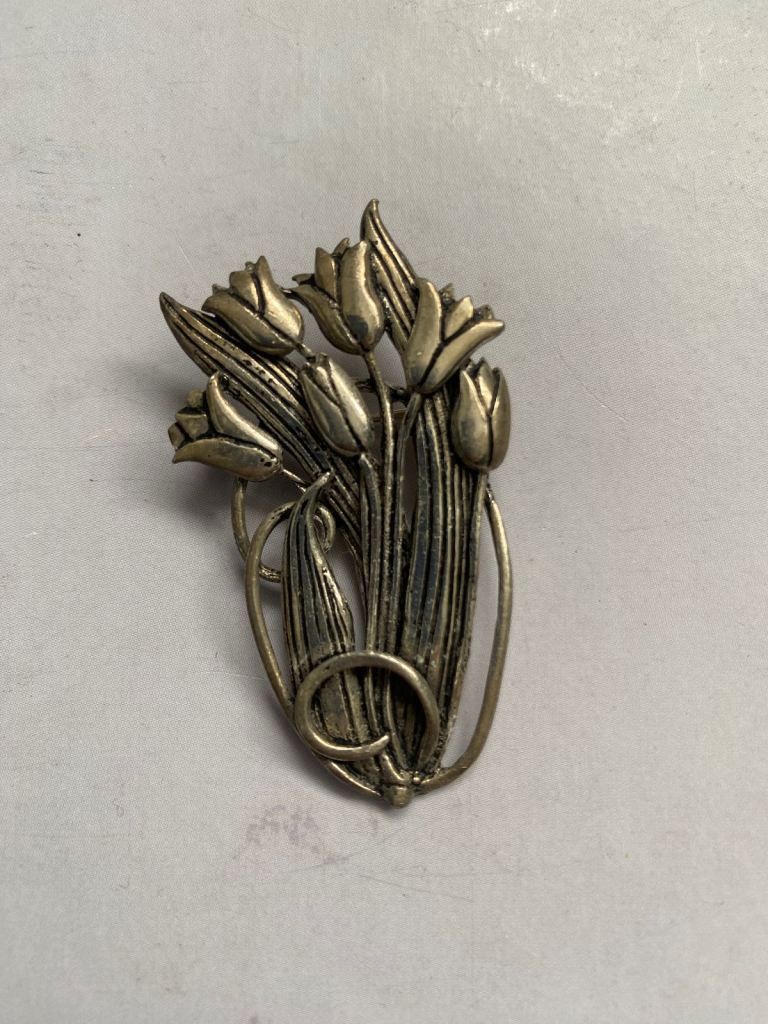 Silver Scenes tulip brooch