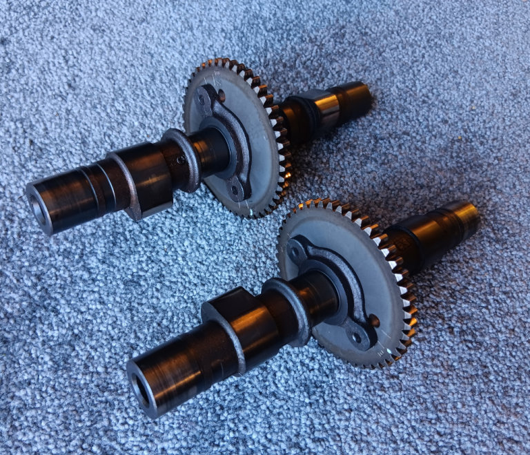 Kawasaki ER500 camshafts inlet / exhaust cams with sprockets, used