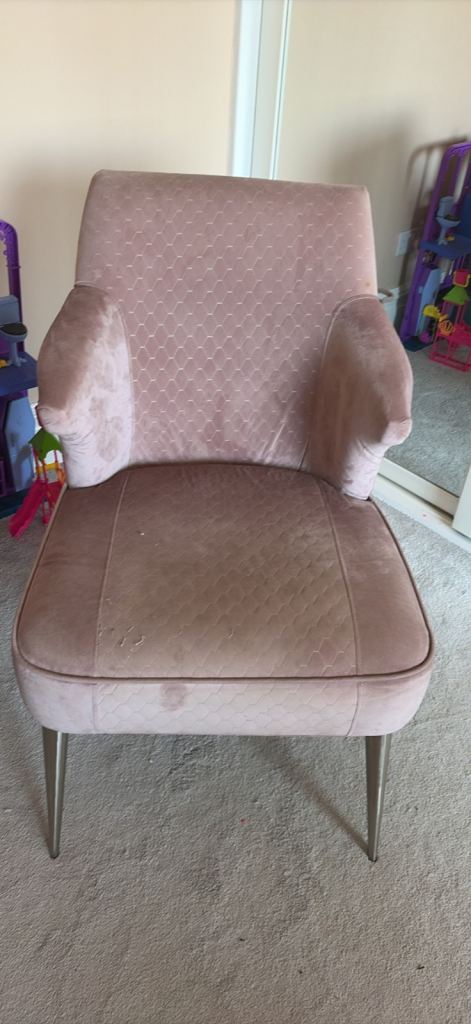 Pink Velvet Armchair with Metal Legs – Good Condition