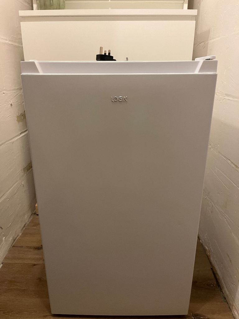 Logik LUL48W23 Compact Under-Counter Fridge – Excellent Condition