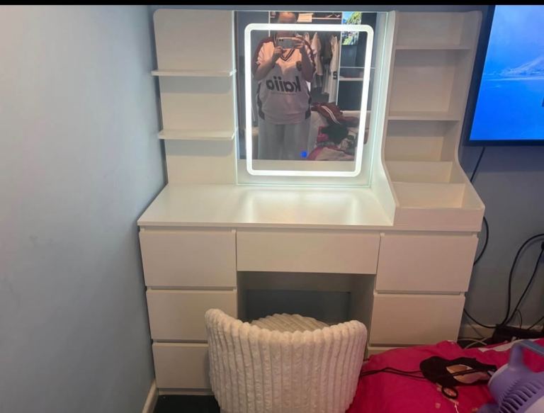 Vanity dressing table