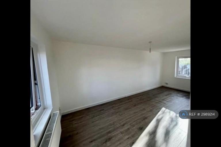 3 bedroom house in Longlands Road, Bishops Cleeve, Cheltenham, GL52 (3 bed) (#2989214)