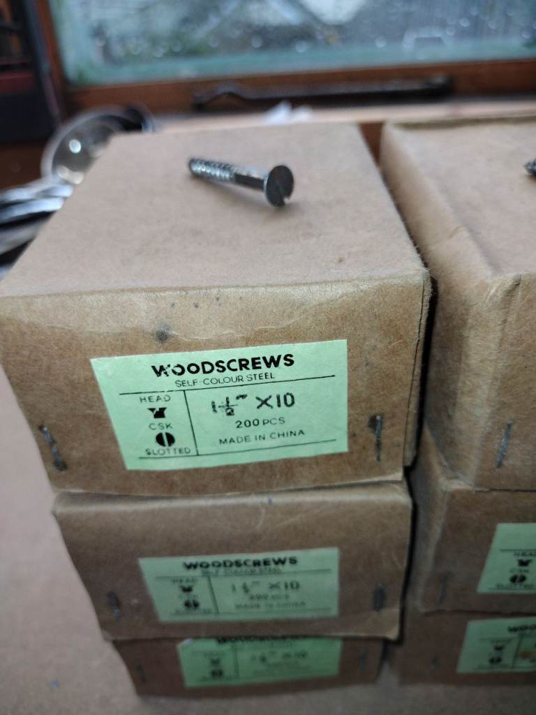 New Wood Screws 1 1/2" x 10 - 200 pcs per box