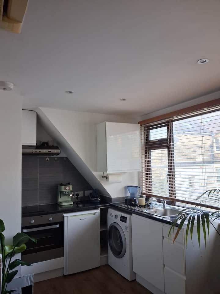 studio flat Goldres Green (all bills included)  | Agency 