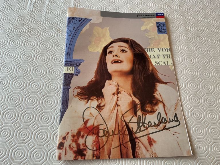 JOAN SUTHERLAND OPERA SINGER. DECCA BROCHURE. SIGNED BY HER. PROGRAM.
