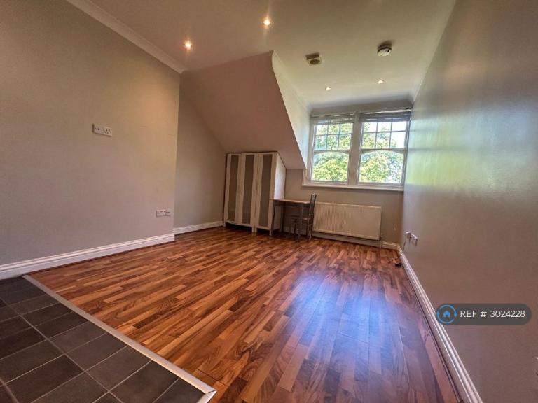 Studio flat in Queens Avenue, London, N10 (#3024228)