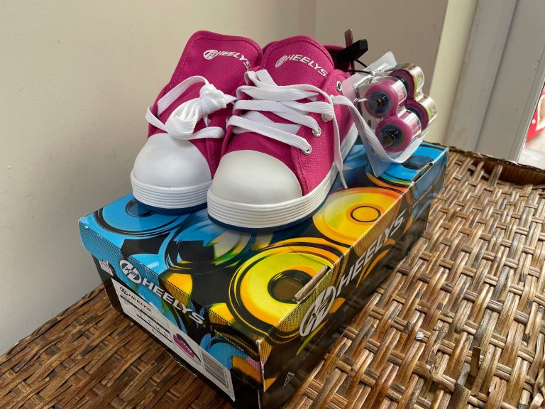 NEW  Girls Heelys Size 2