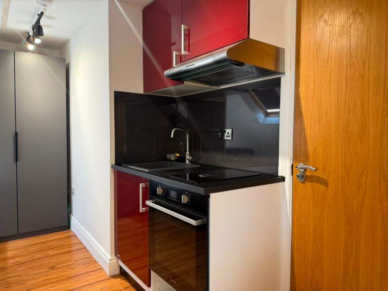 Self-contained studio at Golders Green - DSS Welcome