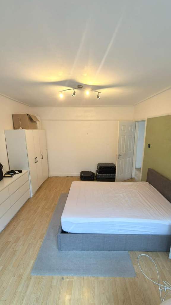 Double Room to Rent in house share in Western Avenue, North Acton, W3 0PL - ALL BILLS INCLUDED