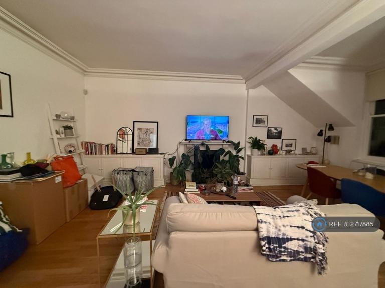 3 bedroom flat in Roland Gardens, London, SW7 (3 bed) (#2717885)