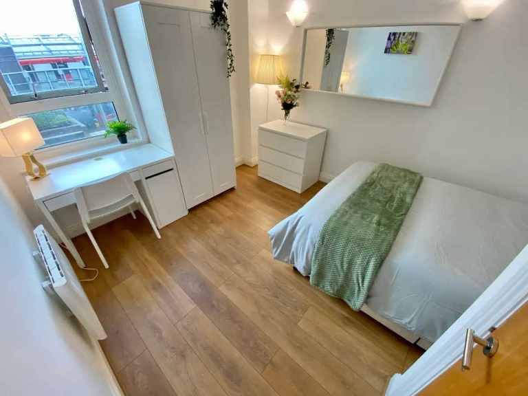 SPACIOUS DOUBLE ROOM AVAILABLE IN EAST HAM - BILLS INCLUDED 🔑
