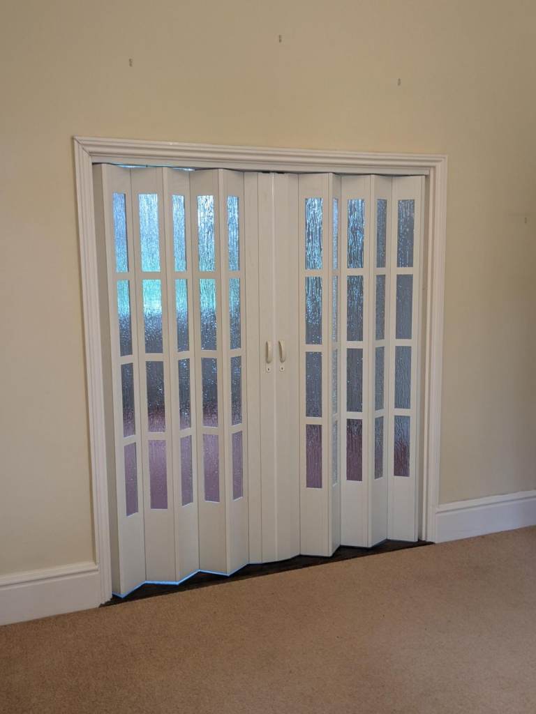 High quality, pair of 5-panel glazed concertina folding doors / room divider
