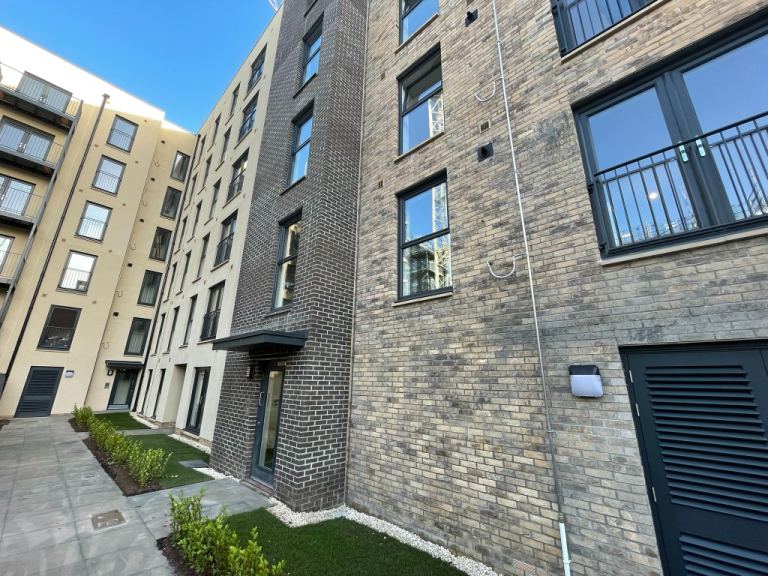 1 bedroom flat in Margaret Thomson Crescent, The Shore, Edinburgh, EH6 7FD