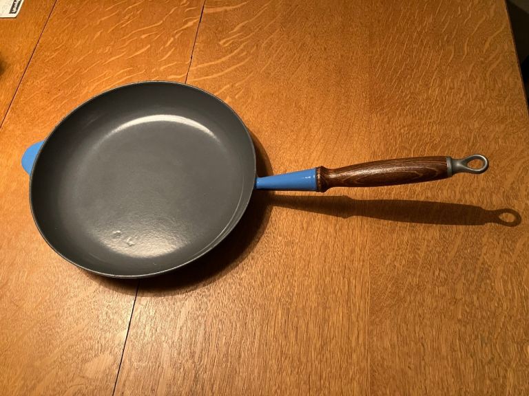 Cast iron skillet/frying pan