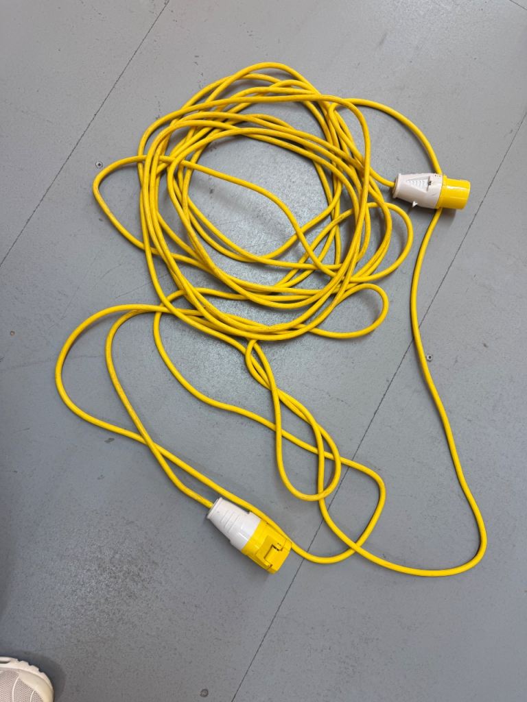 Extension cable, 110V complete with plug and trailing socket