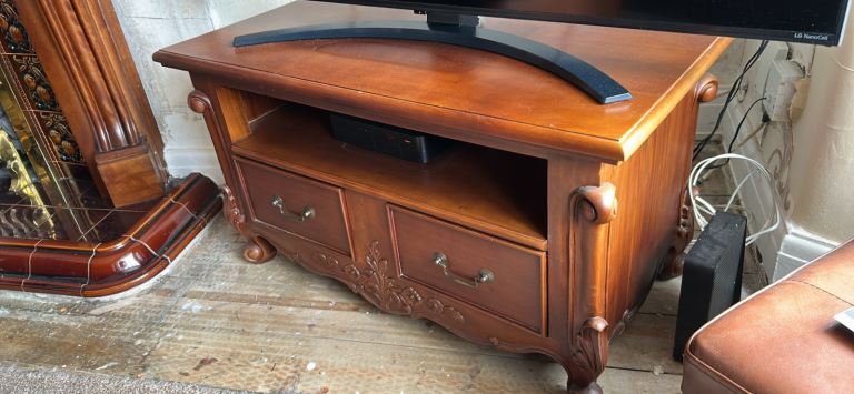 Brown tv cabinet 