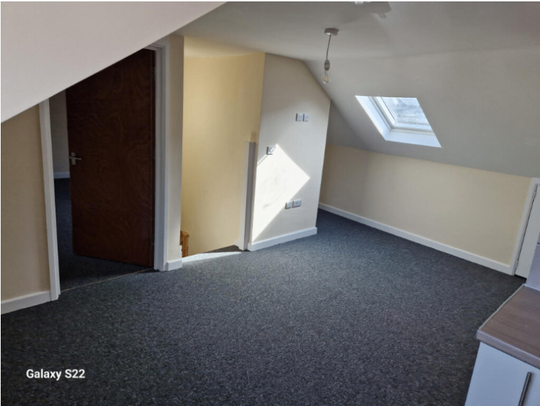 Modern 1-Bed First Floor Flat with Balcony on Oxford Road
