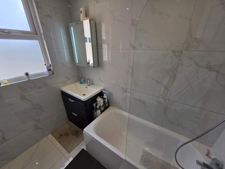 BRIGHT 3 BEDROOM 1ST FLOOR FLAT WITH PARKING EDGWARE  