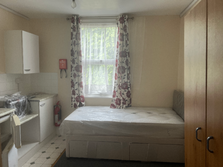 Single Room With Private Kitchenette – TW3 – Available Now