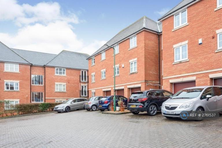 4 bedroom flat in Darwin Close, Milton Keynes, MK5 (4 bed) (#2761537)