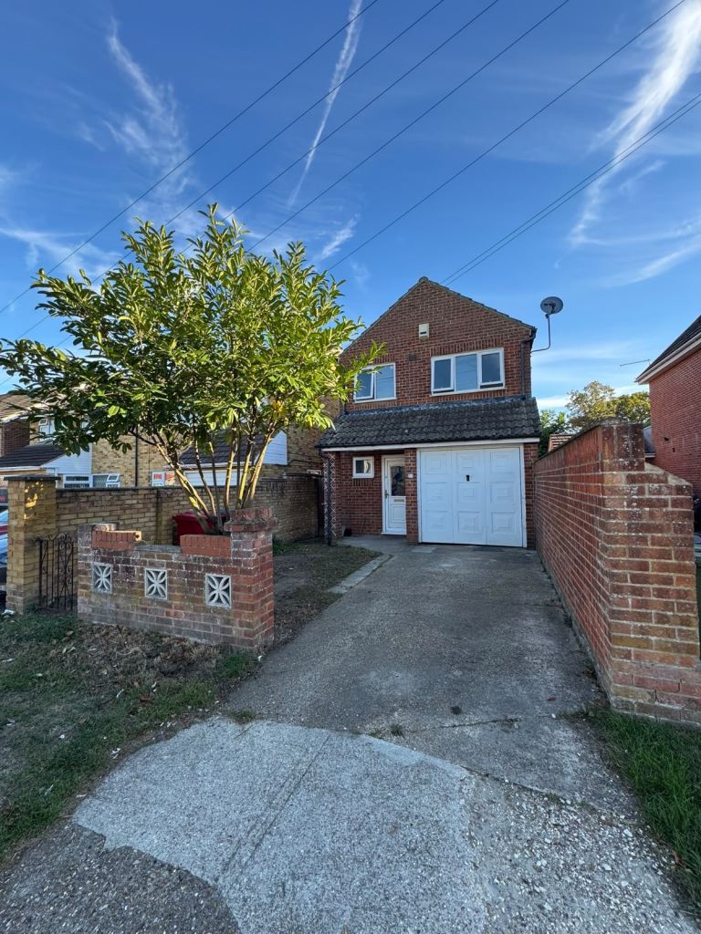 3-Bedroom Detached Family Home – Crofthill Road, Slough