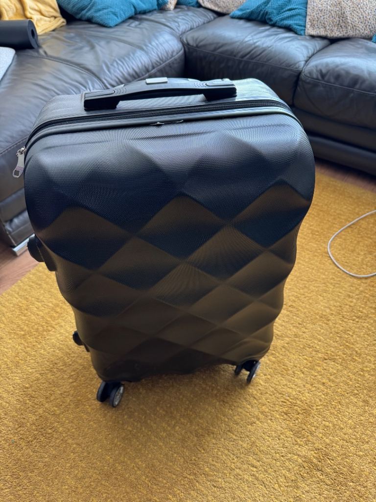 Medium suitcase