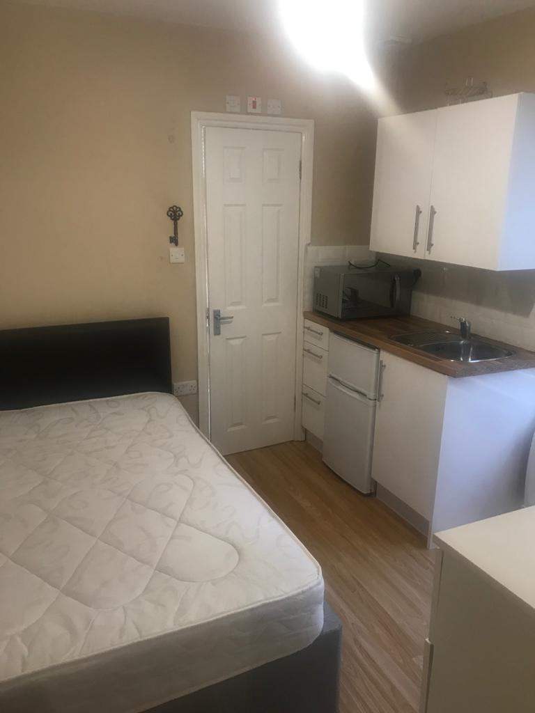 Choice of 2x rooms with own shower room  to rent in Liverpool Rd Luton LU1 1RS
