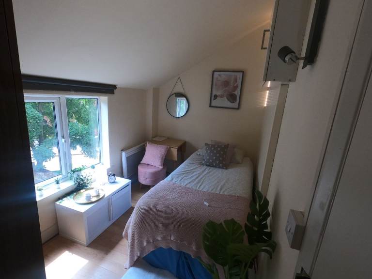 A room to rent in Willesden Green. This property is currently furnished.