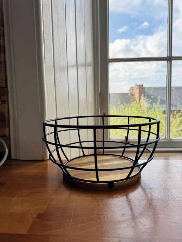 Modern Black Metal Fruit Basket with Wooden Base – Kitchen Storage Bowl