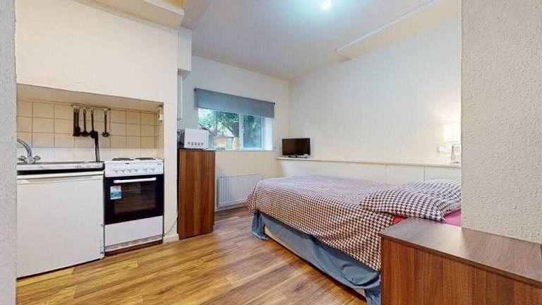 Studio to rent on Chatsworth Road, London