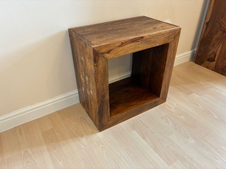 Omni Furnishings display cube